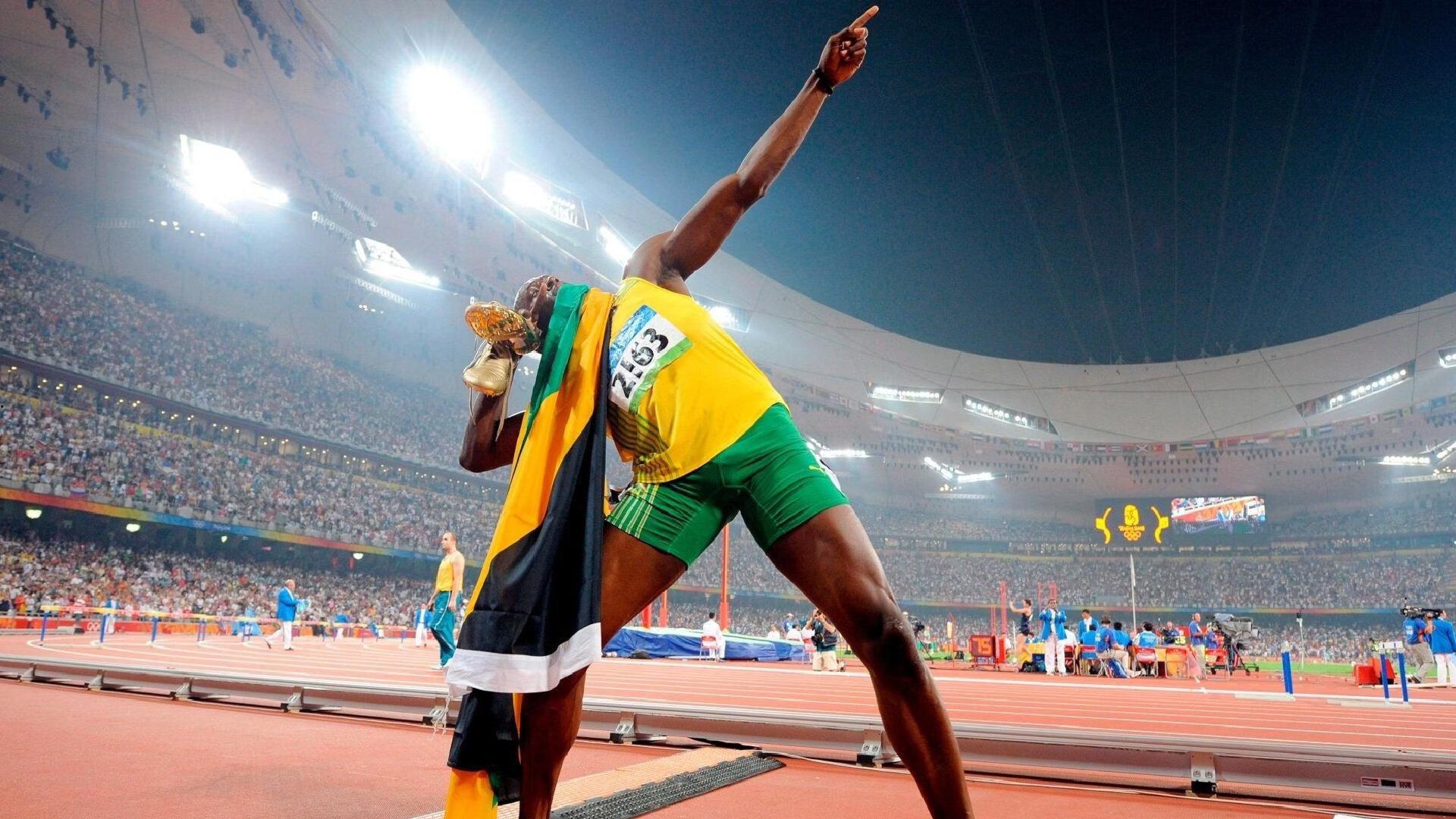 约基奇狡黠斜眼成经典瞬间 戏耍亚当斯引爆社交媒体，这小表情太可爱！