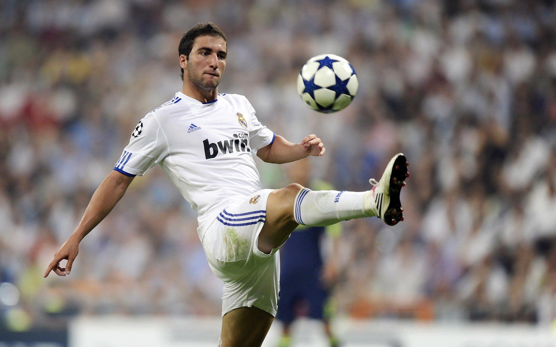 欧文回望生涯起点，青春锋芒曾夺金靴，岁月长河难掩初代光芒